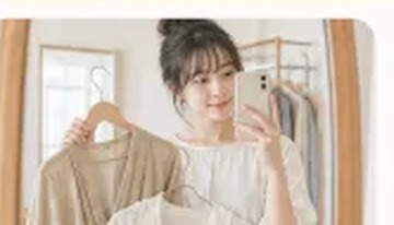 鏡の前で洋服を選ぶ女性