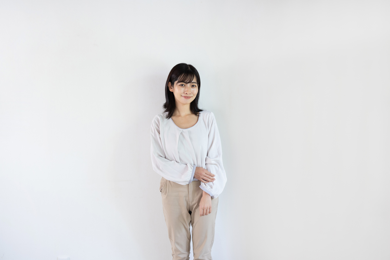 バストアップで自然に立つ女性のプロフィール写真作例