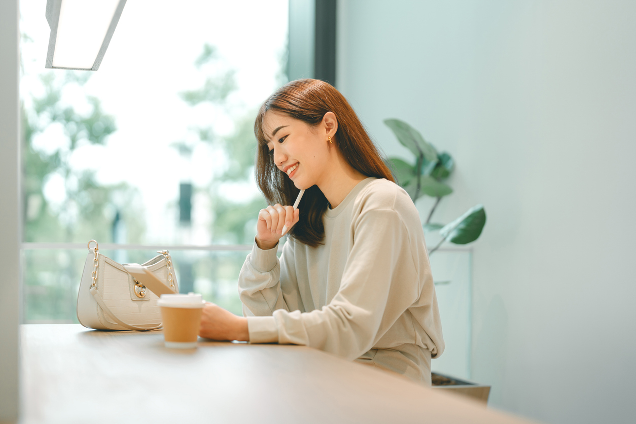 カフェで目線を外す女性のプロフィール写真作例