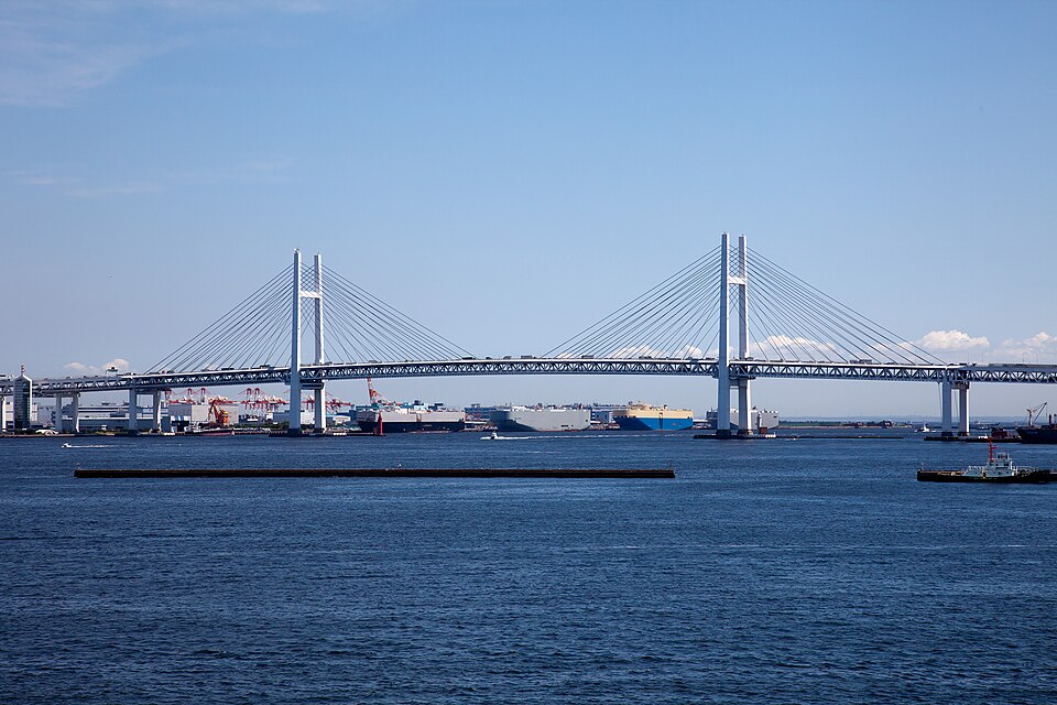 ベイブリッジを背景にした横浜の風景